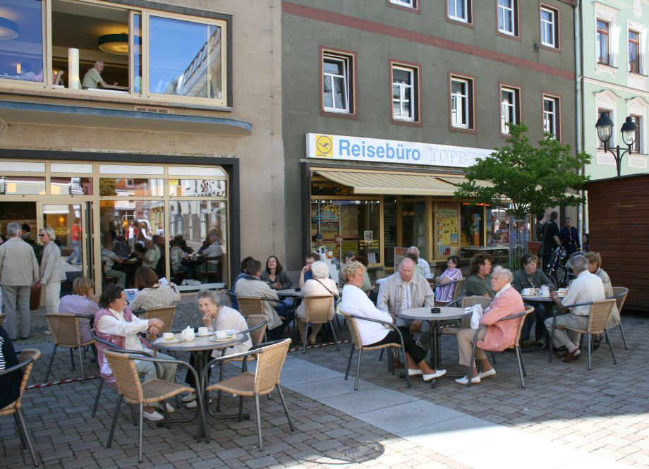 Ein beliebter Treff in Döbeln, nicht nur beim Stadtfest, ist die Freisitzfläche der Bäckerei Möbius in der Breiten Straße. (Foto: Stadt Döbeln)