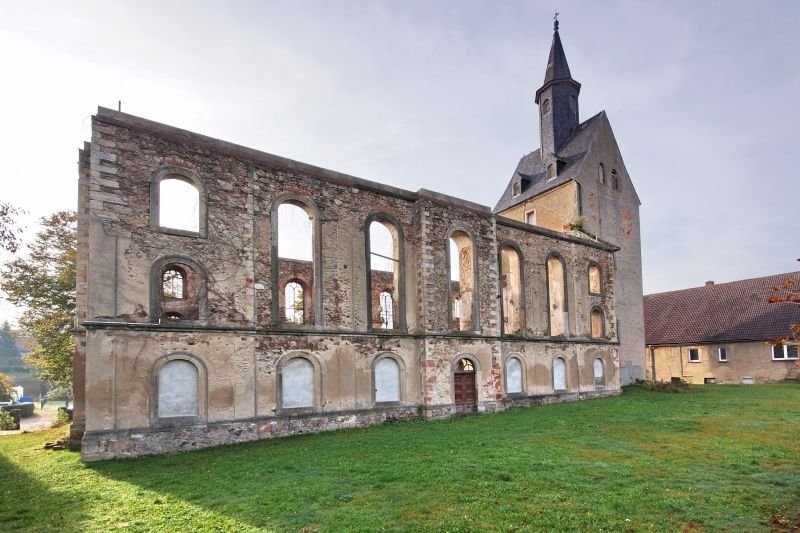 Auf dem Gelände des Kirchhofes steht auch die Mochauer Sommerkirche. (Foto: Henry Kunze)