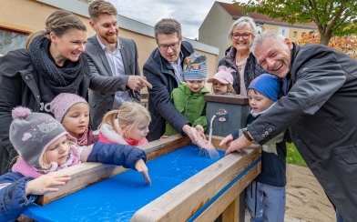 Kita „Sonnenschein“: „Wasser marsch!“ am neuen Spielgerät