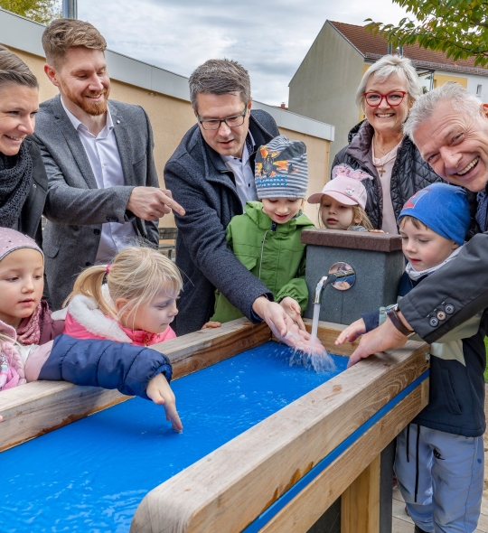 Kita „Sonnenschein“: „Wasser marsch!“ am neuen Spielgerät