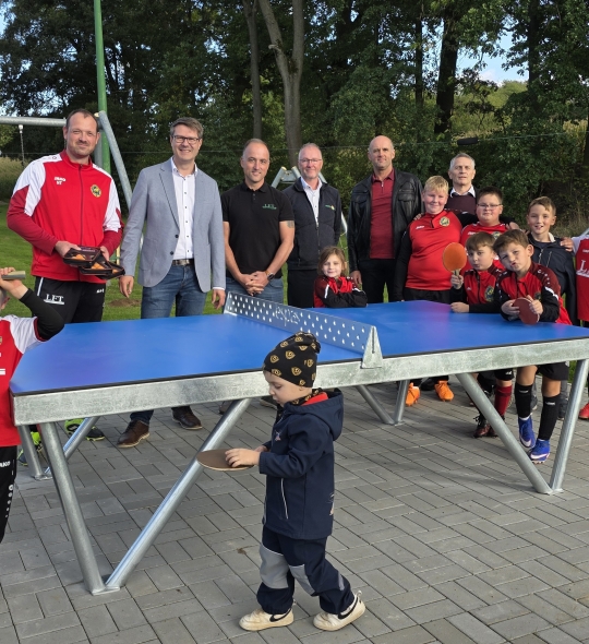 Flotter Ballwechsel auf dem Spielplatz in Mochau 
