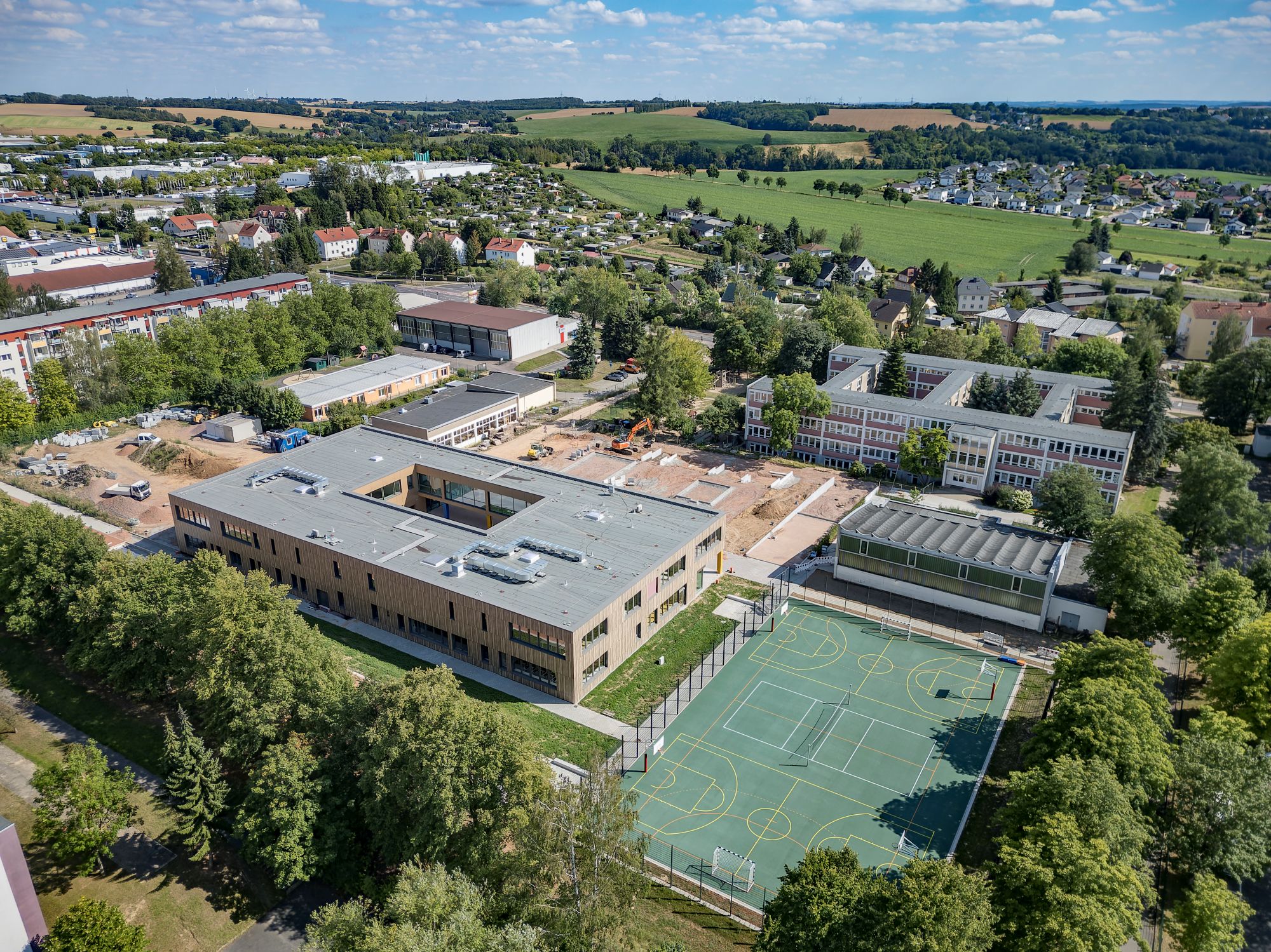 Die neue Grundschule in Döbeln-Ost geht nach den Oktoberferien, am 26. Oktober 2026, in Betrieb. Die Luftaufnahme zeigt den Schulcampus während der Bauphase. (Foto: Lutz Weidler) Image