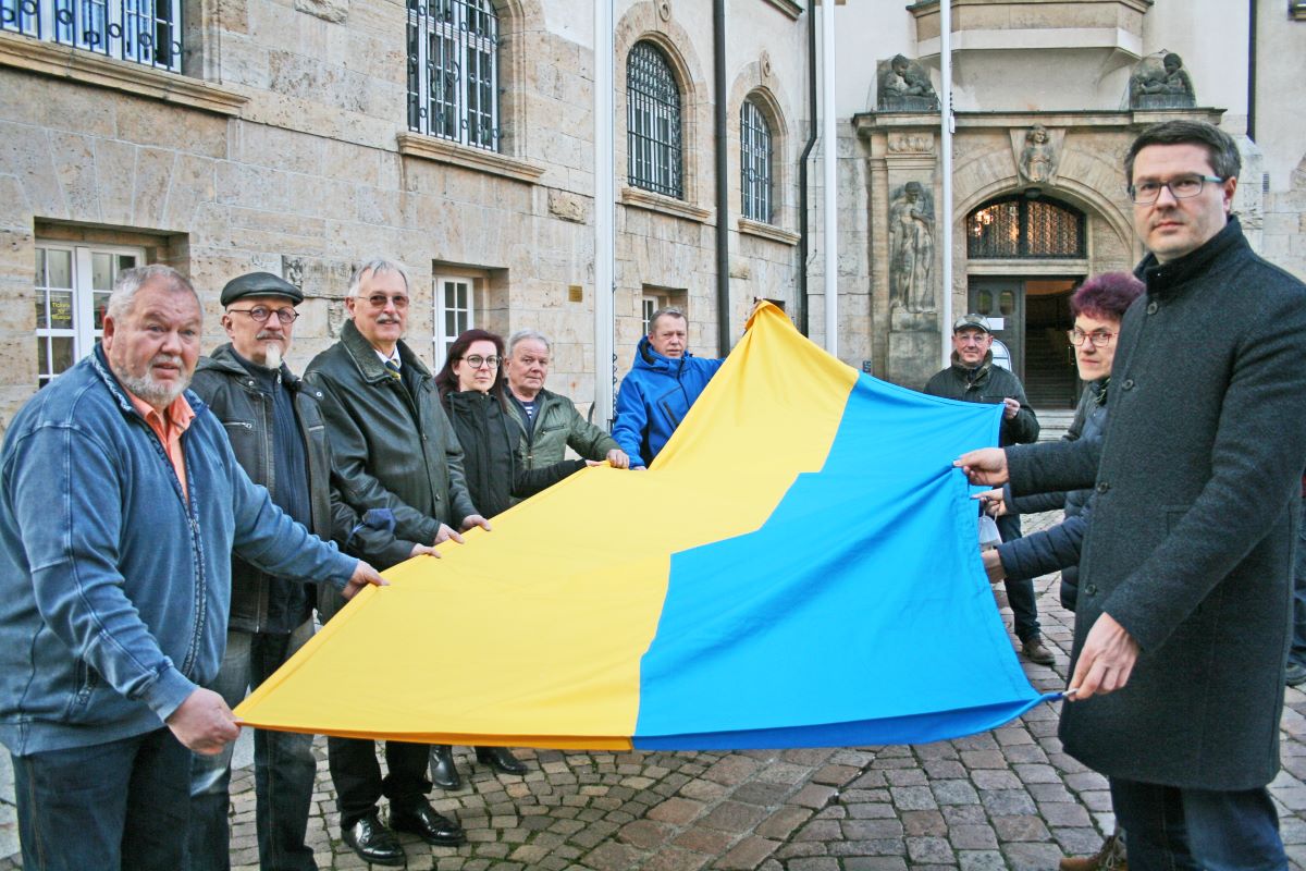 2022 03 03 Hissung ukrain Flagge am Rathaus 13 klein