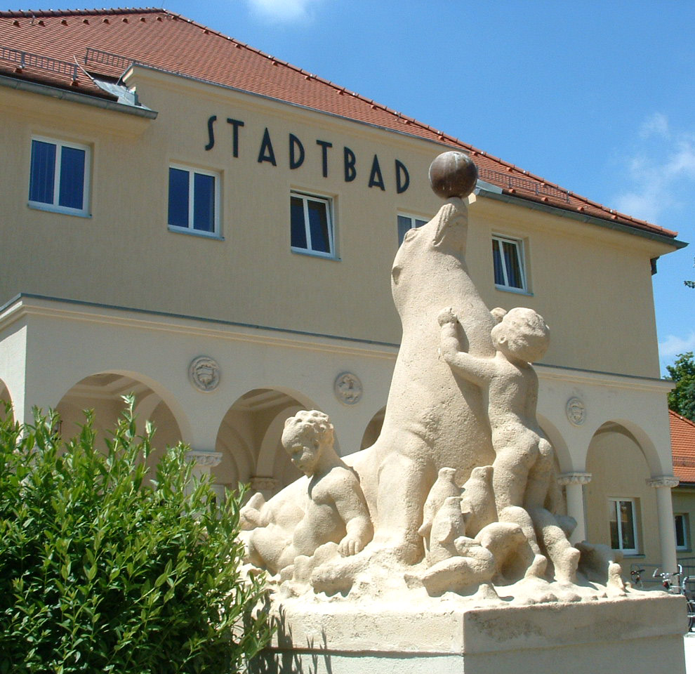 Skulpturengruppe von Otto Rost vor dem Döbelner Stadtbad