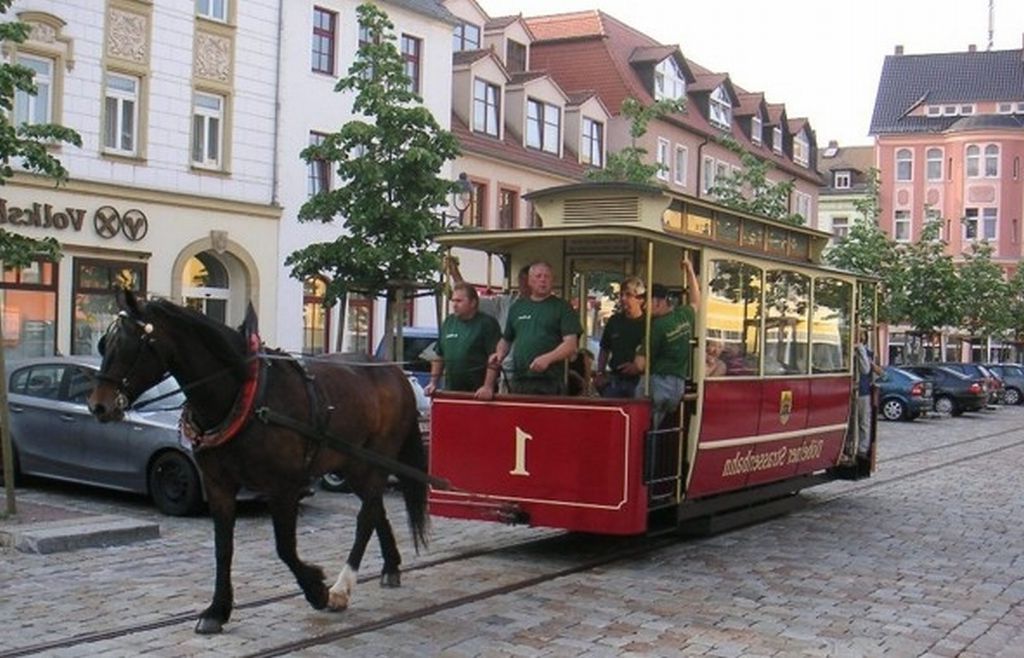 Döbelner Pferdebahn bei einer Fahrt durch Döbelns Innenstadt (Foto: Traditionsverein Döbelner Pferdebahn e. V.)