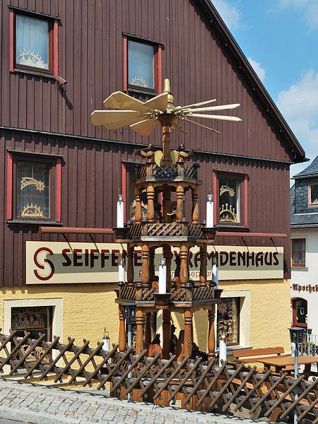 Das Pyramidenhaus in Seiffen. Seiffen ist auch bekannt als Spielzeugdorf im Erzgebirge. 9866-Pyramidenhaus-Seiffen