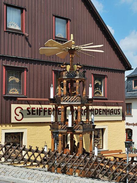 Das Pyramidenhaus in Seiffen - Seiffen ist auch bekannt als Spielzeugdorf im Erzgebirge.