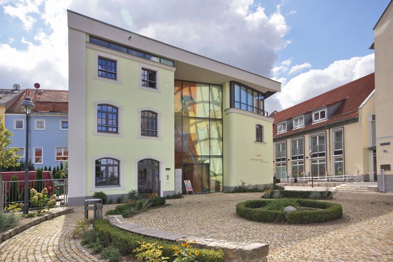 In diesem Gebäude der Kreissparkasse Döbeln können Originalwerke des in Döbeln geborenen Malers Erich Heckel besichtigt werden. (Foto: H. Kunze)