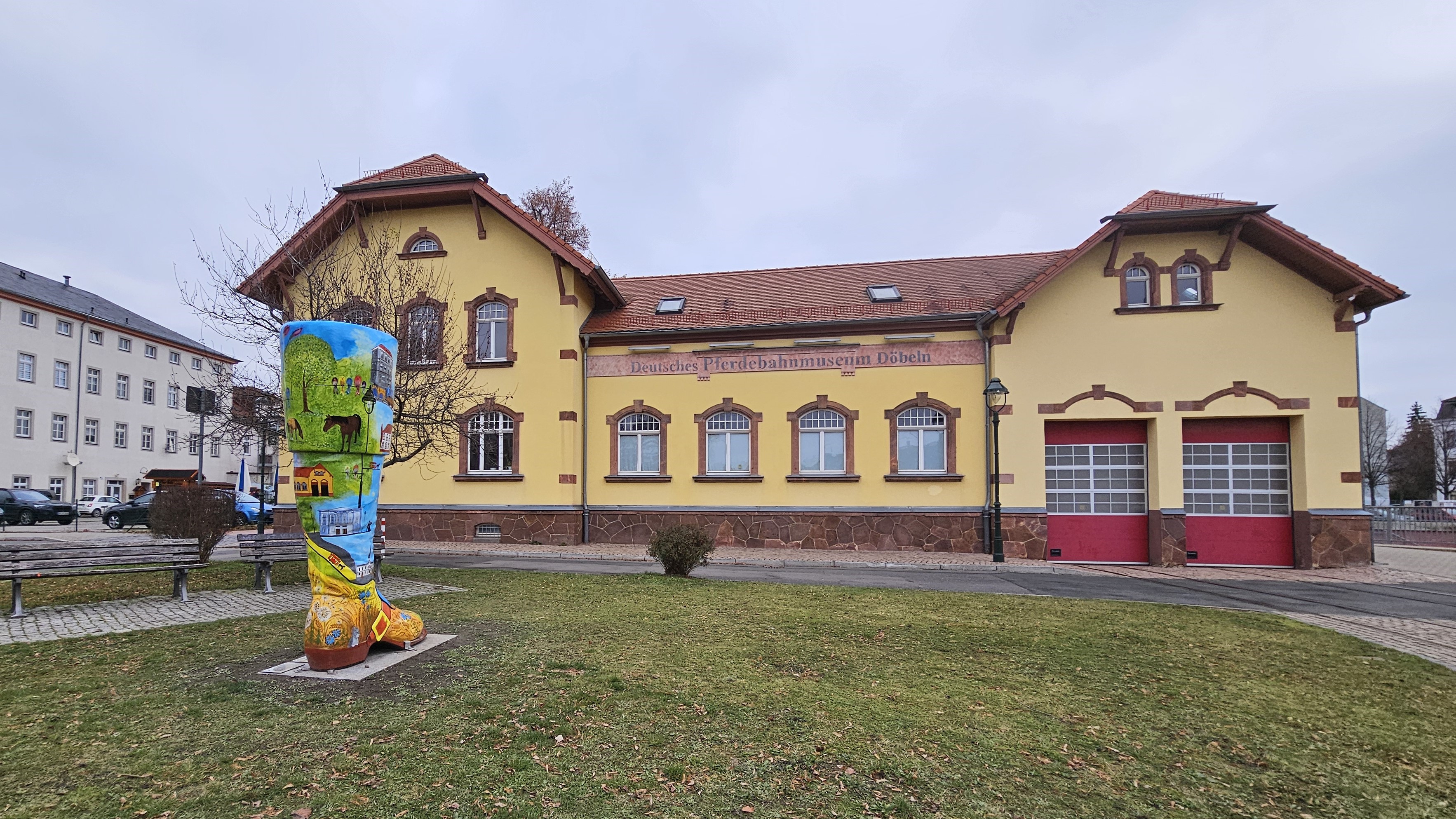 Der Kutscherstiefel ist vor dem Deutschen Pferdebahnmuseum am Niederwerder in Döbeln aufgestellt worden. (Foto: Maria Fricke) Der Kutscherstiefel ist vor dem Deutschen Pferdebahnmuseum am Niederwerder in Döbeln aufgestellt worden. (Foto: Maria Fricke)